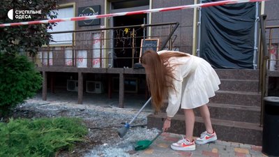 "Вилетіло буквально за секунду": як одеське кафе запрацювало за кілька днів після ракетного удару "Вилетіло буквально за секунду": як одеське кафе запрацювало за кілька днів після ракетного удару