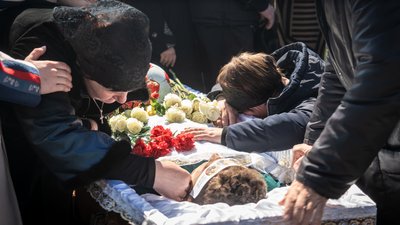 У Мотижині поховали родину старости села, вбиту росіянами У Мотижині поховали родину старости села, вбиту росіянами