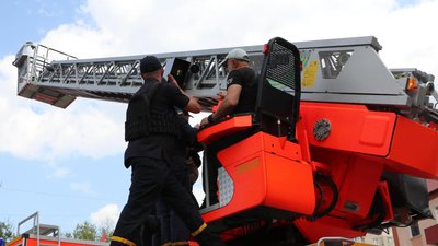 Херсонські рятувальники отримали від благодійників дві пожежні автодрабини Херсонські рятувальники отримали від благодійників дві пожежні автодрабини