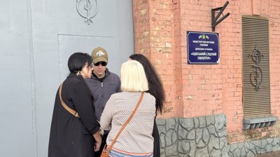 Олександр з рідними біля СІЗО