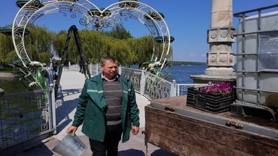 На набережній Тернопільського ставу до кованих інсталяцій додали живі квіти