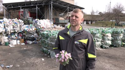 Квіти, які не зникають: що відбувається зі штучними квітами з кладовищ Луцька Квіти, які не зникають: що відбувається зі штучними квітами з кладовищ Луцька