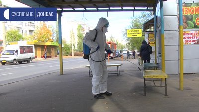 Використовують розчин, з яким можуть контактувати люди: на Луганщині дезінфікують громадські місця Використовують розчин, з яким можуть контактувати люди: на Луганщині дезінфікують громадські місця
