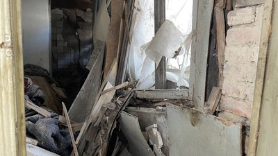 "Вибух, оглушило, туман. Бігом шукаю дитину, а знайти не можу": очевидці про обстріл середмістя Херсона "Вибух, оглушило, туман. Бігом шукаю дитину, а знайти не можу": очевидці про обстріл середмістя Херсона