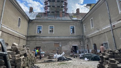 Внутрішній дворик ратуші в Бережанах