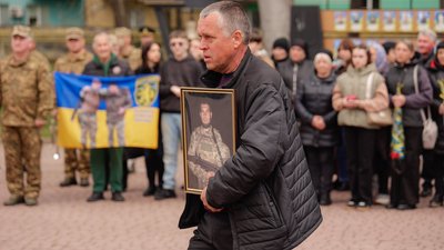 "Дзвін пам'яті" в Івано-Франківську: рідним полеглих бійців вручили посмертні нагороди