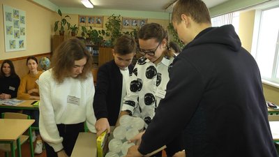 Через подарунки учні висловлюють свою підтримку воїнам на сході України. Через подарунки учні висловлюють свою підтримку воїнам на сході України.