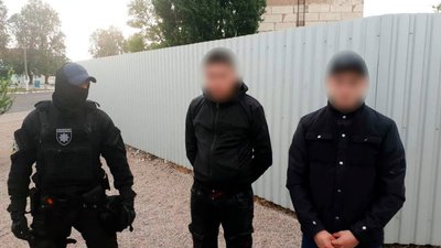 На Херсонщині поліція затримала шахріїв, які обманим шляхом отримали 600 тисяч гривень