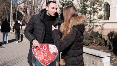 З квітами й фотозонами. Як відзначають День Святого Валентина в Чернівцях З квітами й фотозонами. Як відзначають День Святого Валентина в Чернівцях