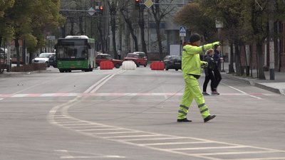 На майдані Соборному в Житомирі розпочали відновлення колишньої розмітки На майдані Соборному в Житомирі розпочали відновлення колишньої розмітки