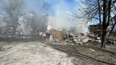 Російські військові зруйнували багатоквартирний будинок в Авдіївці Російські військові зруйнували багатоквартирний будинок в Авдіївці