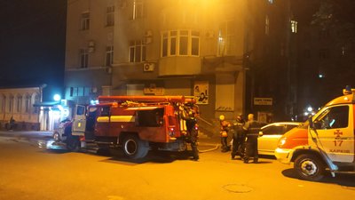 Рятувальники гасять пожежу на вулиці Римарській у центрі Харкова