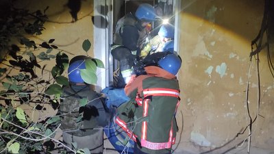 У Торецьку з-під завалів двоповерхового будинку рятувальники дістали тіло жінки