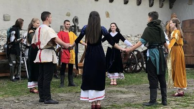 У Галицькому замку на Франківщині відтворили історичну посвяту в лицарі У Галицькому замку на Франківщині відтворили історичну посвяту в лицарі
