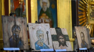 Ікони на ящиках з-під набоїв. У Києві презентували благодійну виставку