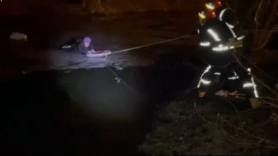 Провалилася в ополонку річки. В Охтирці врятували жінку, яка провалилася під кригу Провалилася в ополонку річки. В Охтирці врятували жінку, яка провалилася під кригу