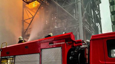 На Роменщині рятувальники майже 10 годин гасили пожежу в зерносушарці На Роменщині рятувальники майже 10 годин гасили пожежу в зерносушарці