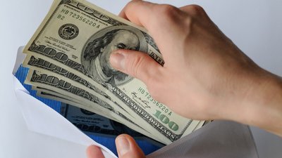 Керівника державної виконавчої служби Запоріжжя затримали на хабарі