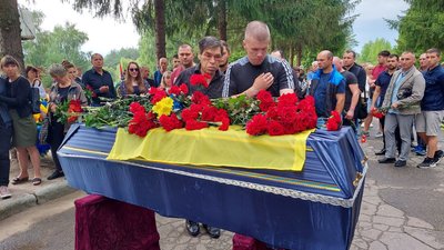 "Світла людина була" - у Сумах попрощалися з військовим Ігорем Острогою