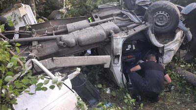 На Волині перекинулось дві автівки: одна з морозивом, інша з хлібом. Троє людей у лікарні