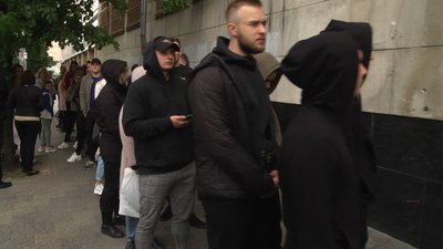 Поштову марку зі знищеним російським крейсером почали продавати у Житомирі. На пошті – черги Поштову марку зі знищеним російським крейсером почали продавати у Житомирі. На пошті – черги