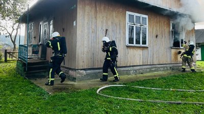 Під час гасіння пожежі у селі Завій на Франківщині рятувальники знайшли тіло жінки Під час гасіння пожежі у селі Завій на Франківщині рятувальники знайшли тіло жінки