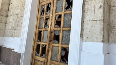 Російські військові обстріляли будівлю театру у Херсоні