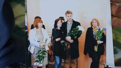 Мати Антона Цедіка показує світлини зі своїм сином Мати Антона Цедіка показує світлини зі своїм сином