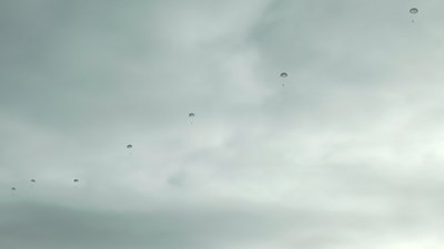 "Не так страшно, як розказували". На Донеччині десантники відпрацювали стрибки з парашутами "Не так страшно, як розказували". На Донеччині десантники відпрацювали стрибки з парашутами