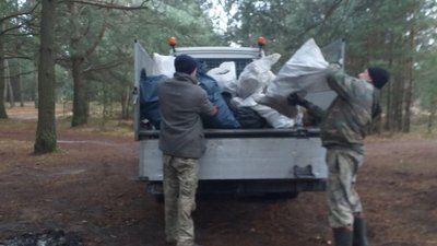 Працівники Волинської рибоохорони прибирали сміття після відпочивальників Працівники Волинської рибоохорони прибирали сміття після відпочивальників