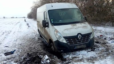 На Херсонщині поліція витягла зі снігової пастки автомобіль жителя Запоріжжя На Херсонщині поліція витягла зі снігової пастки автомобіль жителя Запоріжжя