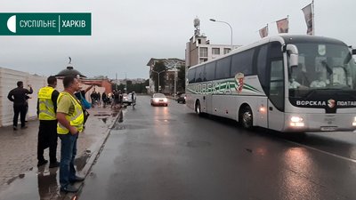 Перед грою Динамо-Ворскла у Харкові команди зустріли фани киян Перед грою Динамо-Ворскла у Харкові команди зустріли фани киян