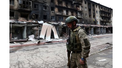 Український військовий зі зброєю в Сіверську Донецької області