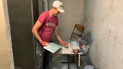 У Чернівцях ремонтують приміщення школи, щоб облаштувати прихисток для переселенців У Чернівцях ремонтують приміщення школи, щоб облаштувати прихисток для переселенців