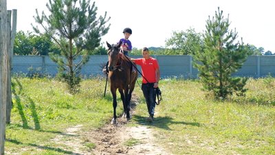 На Вінниччині для дітей військових і переселенців проводять безкоштовні заняття з кіньми