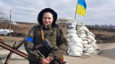 "Хочу, щоб моя дитина не чула вибухів та сирен". Парамедик з Кропивницького чергує на блокпосту