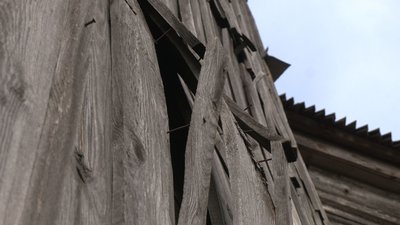 Обшивка церкви руйнується. Обшивка церкви руйнується.