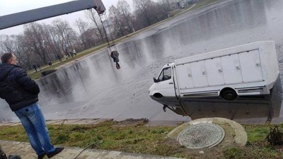 На Львівщині мікроавтобус з'їхав у озеро На Львівщині мікроавтобус з'їхав у озеро