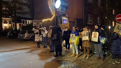Українці влаштували акцію на премʼєрі вистави Сєрєбряннікова: як це було Українці влаштували акцію на премʼєрі вистави Сєрєбряннікова: як це було