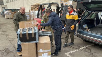 Карети "швидкої" та ліки: до Одеси прибула гуманітарна допомога Карети "швидкої" та ліки: до Одеси прибула гуманітарна допомога