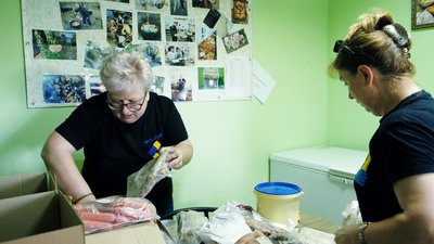 Від консервів до маскувальних сіток: вінницькі волонтери відправили на передову чотири автівки гумдопомоги Від консервів до маскувальних сіток: вінницькі волонтери відправили на передову чотири автівки гумдопомоги
