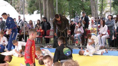 У Франківську провели турнір з джиу-джитсу, щоб зібрати гроші для батальйону, де служать два тренери У Франківську провели турнір з джиу-джитсу, щоб зібрати гроші для батальйону, де служать два тренери