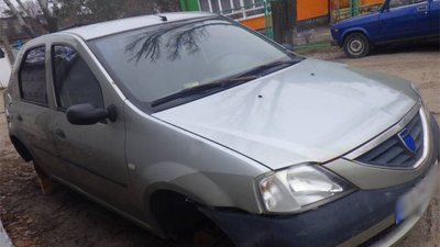 Киянин з допомогою домкрата зняв колеса з чужого авто на вулиці, його затримала поліція