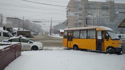 Маршрутка у Сумах в'їхала у стіну підземного переходу Маршрутка у Сумах в'їхала у стіну підземного переходу