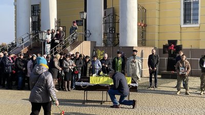 У Прилуках попрощалися зі старшим солдатом Сергієм Євтушенком, який загинув на Донеччині У Прилуках попрощалися зі старшим солдатом Сергієм Євтушенком, який загинув на Донеччині
