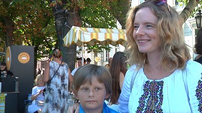 “Вишиванковий ланцюг” в Одесі провели у “віртуальному” форматі: з дистанцією та без рекордів “Вишиванковий ланцюг” в Одесі провели у “віртуальному” форматі: з дистанцією та без рекордів