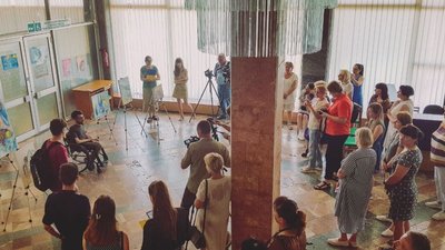 Картини художника Армена Казаряна передали в дар херсонській бібліотеці