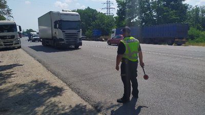 15 водіїв за годину. У спеку поліцейські зупиняють вантажівки на виїзді з Кропивницького