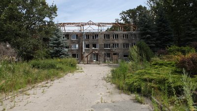 Пошкоджена будівля в екопарку під Харковом Пошкоджена будівля в екопарку під Харковом