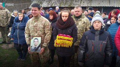 На Рівненщині прощаються із загиблим бійцем На Рівненщині прощаються із загиблим бійцем